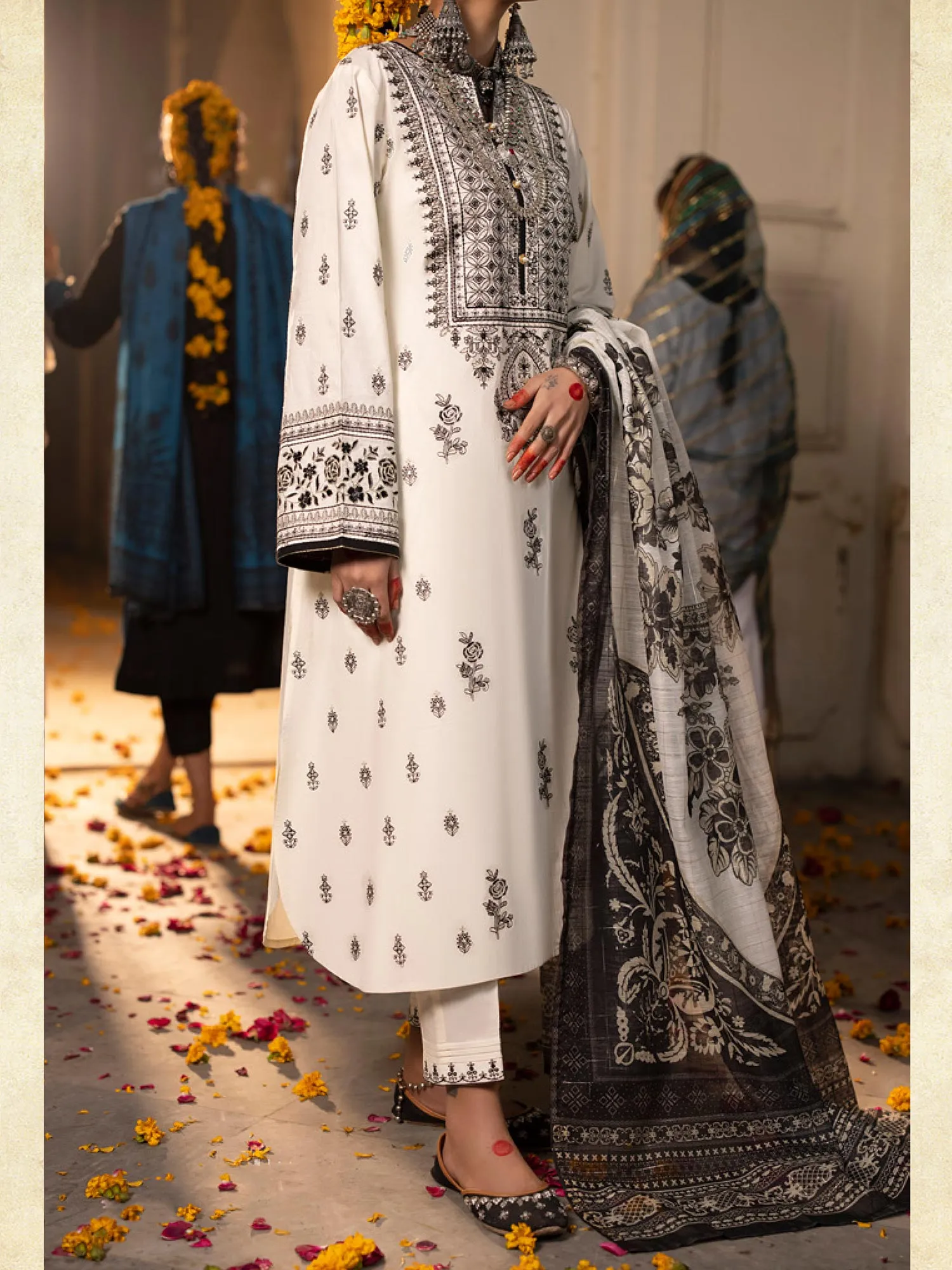 Casual Lite "Mannat" Cotton Lawn 3-Piece Suit - Ghamsar