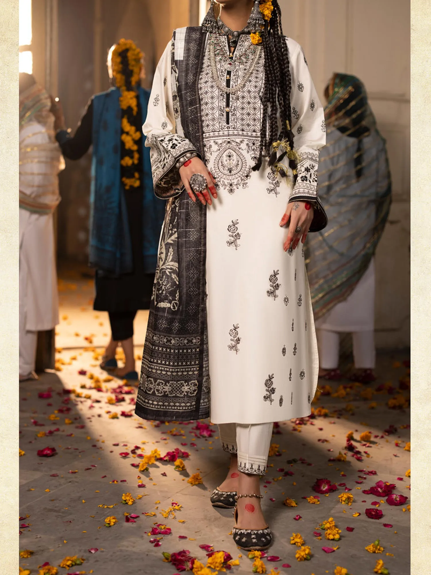 Casual Lite "Mannat" Cotton Lawn 3-Piece Suit - Ghamsar