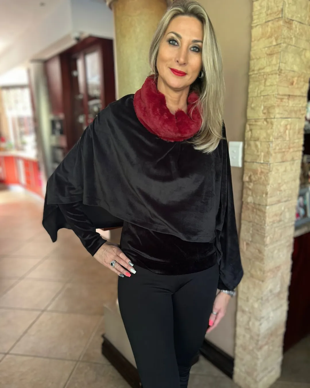 Mosi Poncho - Black & Red Fur